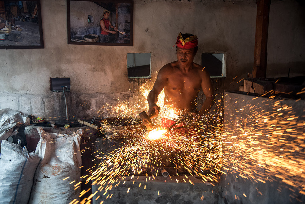  Pandé Ketut Margi of Tabanan begins forging a new keris blade. Keris smiths often fabricate tools and gongs as well. 